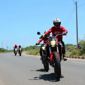 motociclistas fazendo grau