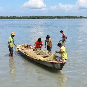 ação de limpeza na Laguna de Araruama